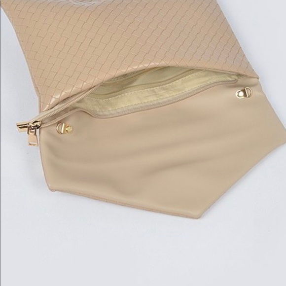 🆕Envelope embossed clutch and chain crossbody - Picture 4 of 6